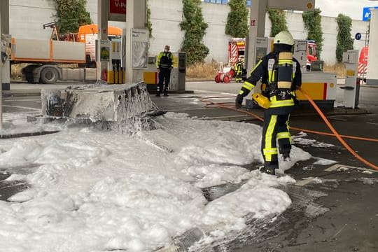 Brand an einer Tankstelle an der A40