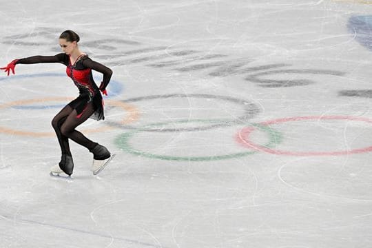 Die russische Eiskunstläuferin hat ihre Mannschaft zu Gold geführt und gilt auch im Damen-Einzel als Mitfavoritin.