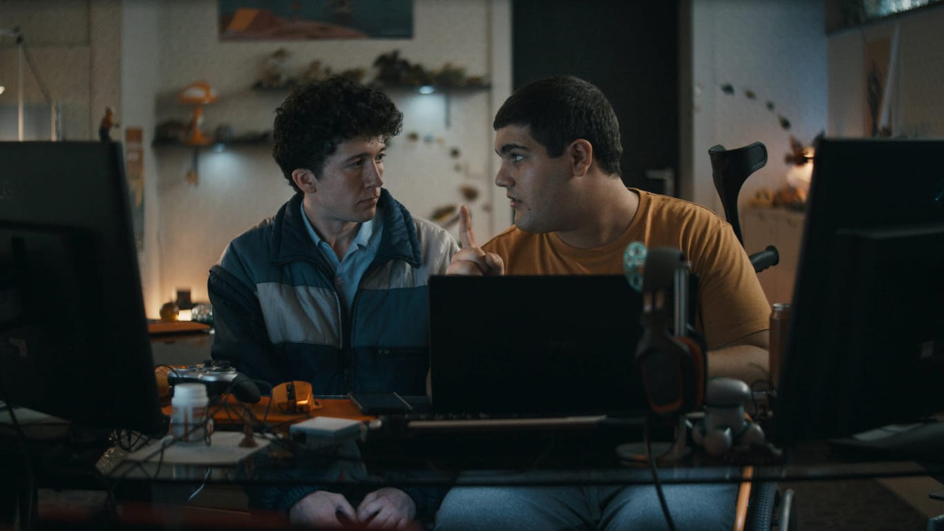 Die Schauspieler Maximilian Mundt und Danilo Kamperidis: In der Netflix-Serie "How to Sell Drugs Online (Fast)" sind sie die Kinderzimmer-Dealer.