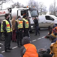 Autobahnblockade von Klima-Aktivisten (Archivfoto): Die Demonstrationen werden in der Hauptstadt kontrovers diskutiert.