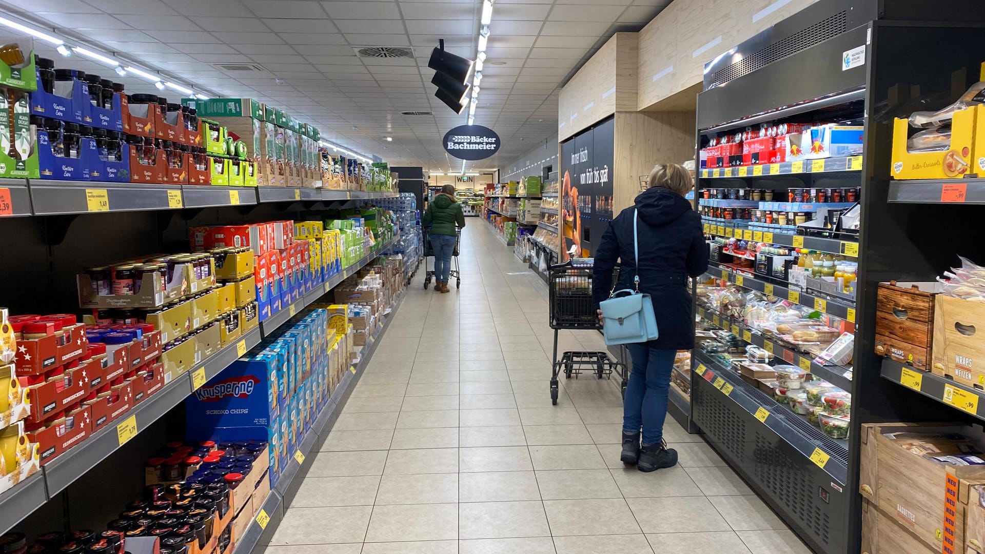 Kunden in einem Supermarkt (Symbolbild): Die EU-Kommission geht davon aus, dass die Verbraucherpreise auch 2022 deutlich steigen. Kunden in einem Supermarkt (Symbolbild): Die EU-Kommission geht davon aus, dass die Verbraucherpreise auch 2022 deutlich steigen.