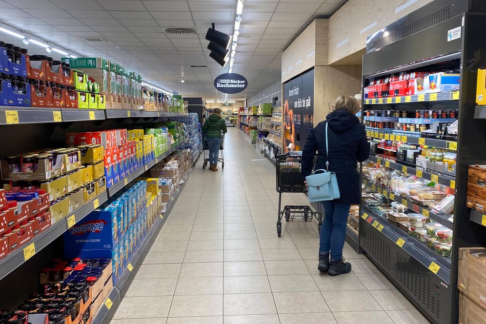 Kunden in einem Supermarkt (Symbolbild): Die EU-Kommission geht davon aus, dass die Verbraucherpreise auch 2022 deutlich steigen.