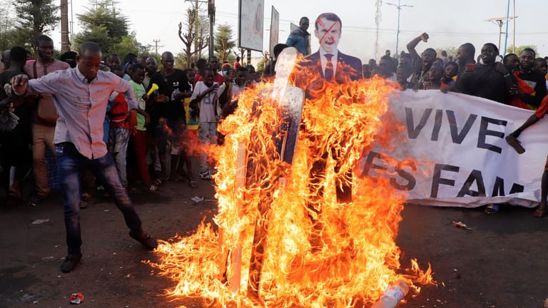 Demonstranten verbrennen in Bamako Pappaufsteller des französischen Präsidenten Macron: In Mali nutzt die Übergangsregierung Frankreich als Sündenbock.