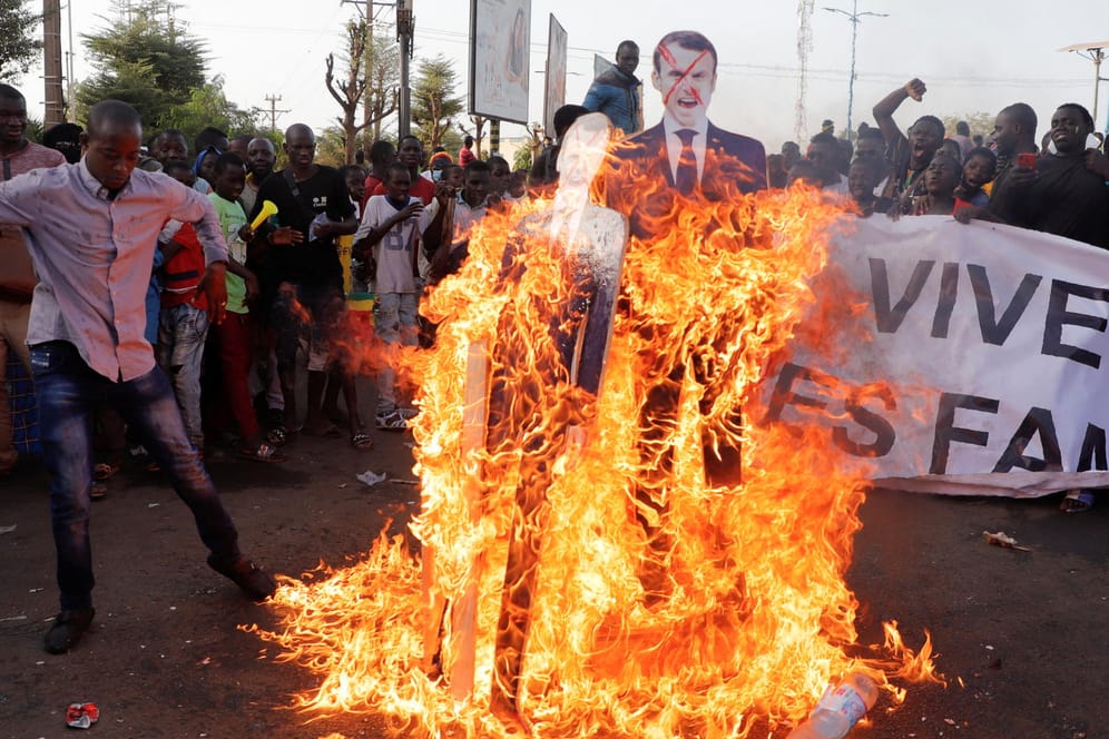 Demonstranten verbrennen in Bamako Pappaufsteller des französischen Präsidenten Macron: In Mali nutzt die Übergangsregierung Frankreich als Sündenbock.