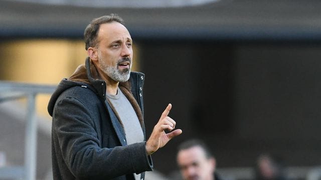 VfB-Trainer Pellegrino Matarazzo coacht seine Spieler von der Seitenlinie aus. VfB-Trainer Pellegrino Matarazzo coacht seine Spieler von der Seitenlinie aus.
