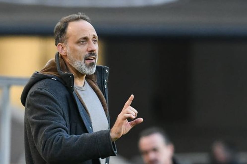 VfB-Trainer Pellegrino Matarazzo coacht seine Spieler von der Seitenlinie aus.