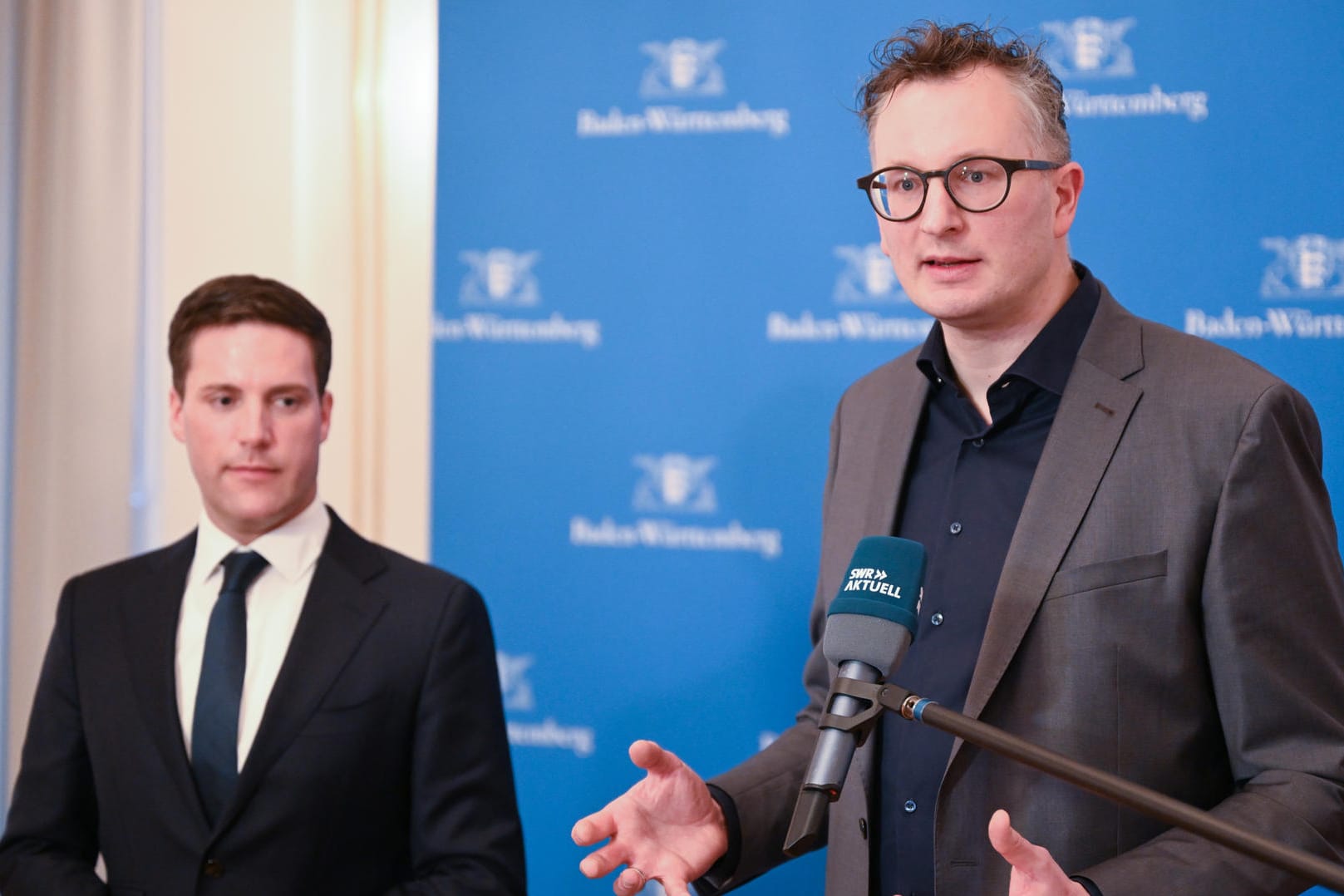 Manuel Hagel (l), CDU-Fraktionsvorsitzender im Landtag von Baden-Württemberg, und Andreas Schwarz, Fraktionsvorsitzender von Bündnis 90/Die Grünen im Landtag: Eine Arbeitsgruppe soll offene Fragen klären.