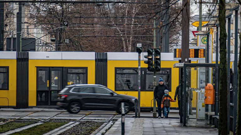 Tram an der Greifswalder Straße (Symbolfoto): Ein Angriff vom Wochenende beschäftigt die Polizei weiter.