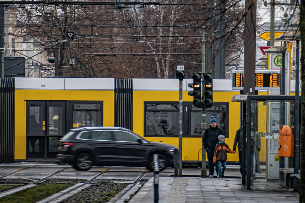 Tram an der Greifswalder Straße (Symbolfoto): Ein Angriff vom Wochenende beschäftigt die Polizei weiter.
