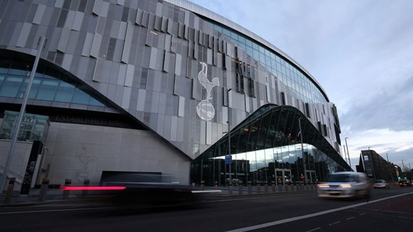 Das Logo von Tottenham Hotspur prangt an der Fassade des Stadions in London.
