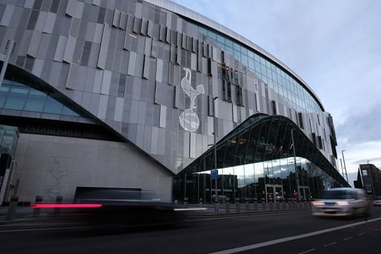 Das Logo von Tottenham Hotspur prangt an der Fassade des Stadions in London.