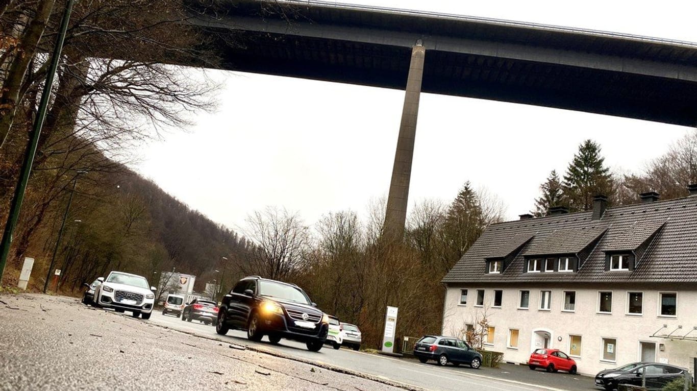 Eine Straße, die unter der Brücke verläuft (Archivbild): Die Brücke soll noch dieses Jahr gesprengt werden.