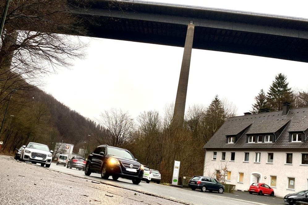 Eine Straße, die unter der Brücke verläuft (Archivbild): Die Brücke soll noch dieses Jahr gesprengt werden.