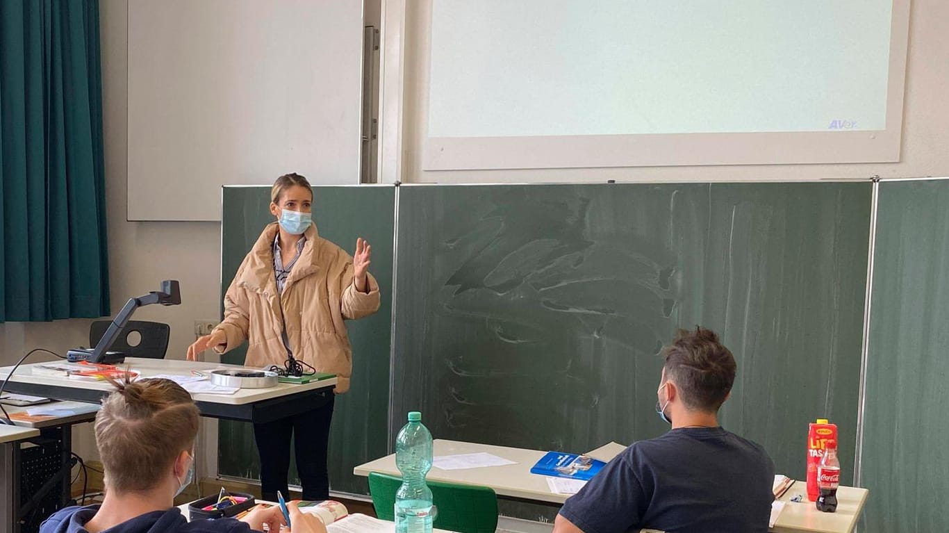 Eine Lehrerin unterrichtet mit Mund-Nasen-Schutz (Archivbild): Das Land stattet baden-württembergisches Schulpersonal mit Masken aus.