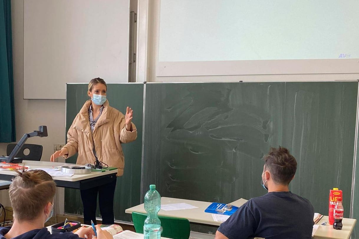 Eine Lehrerin unterrichtet mit Mund-Nasen-Schutz (Archivbild): Das Land stattet baden-württembergisches Schulpersonal mit Masken aus.