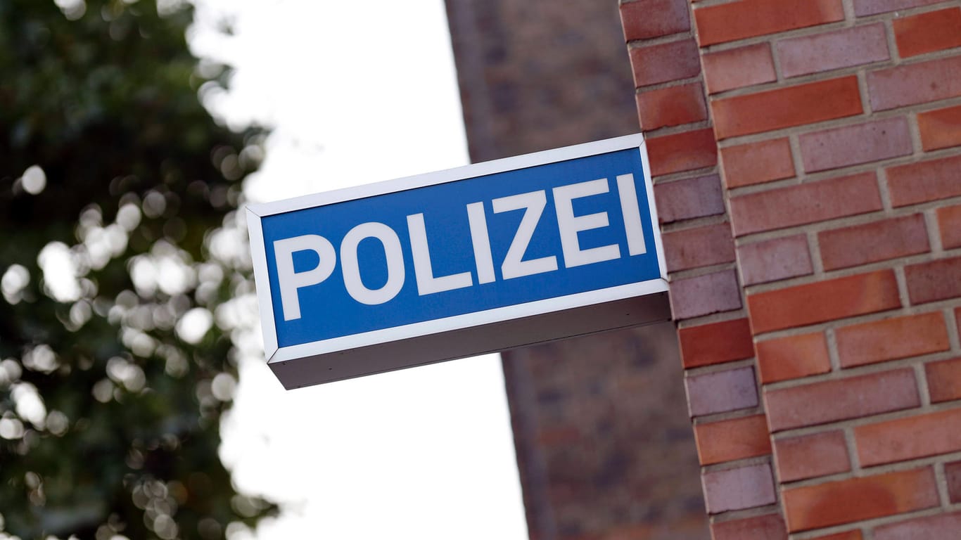 Ein Hinweisschild an einer Kölner Polizeiwache (Symbolbild): Ein mutmaßlicher Räuber hat einen Kassierer in Erftstadt mit einer Waffe bedroht.