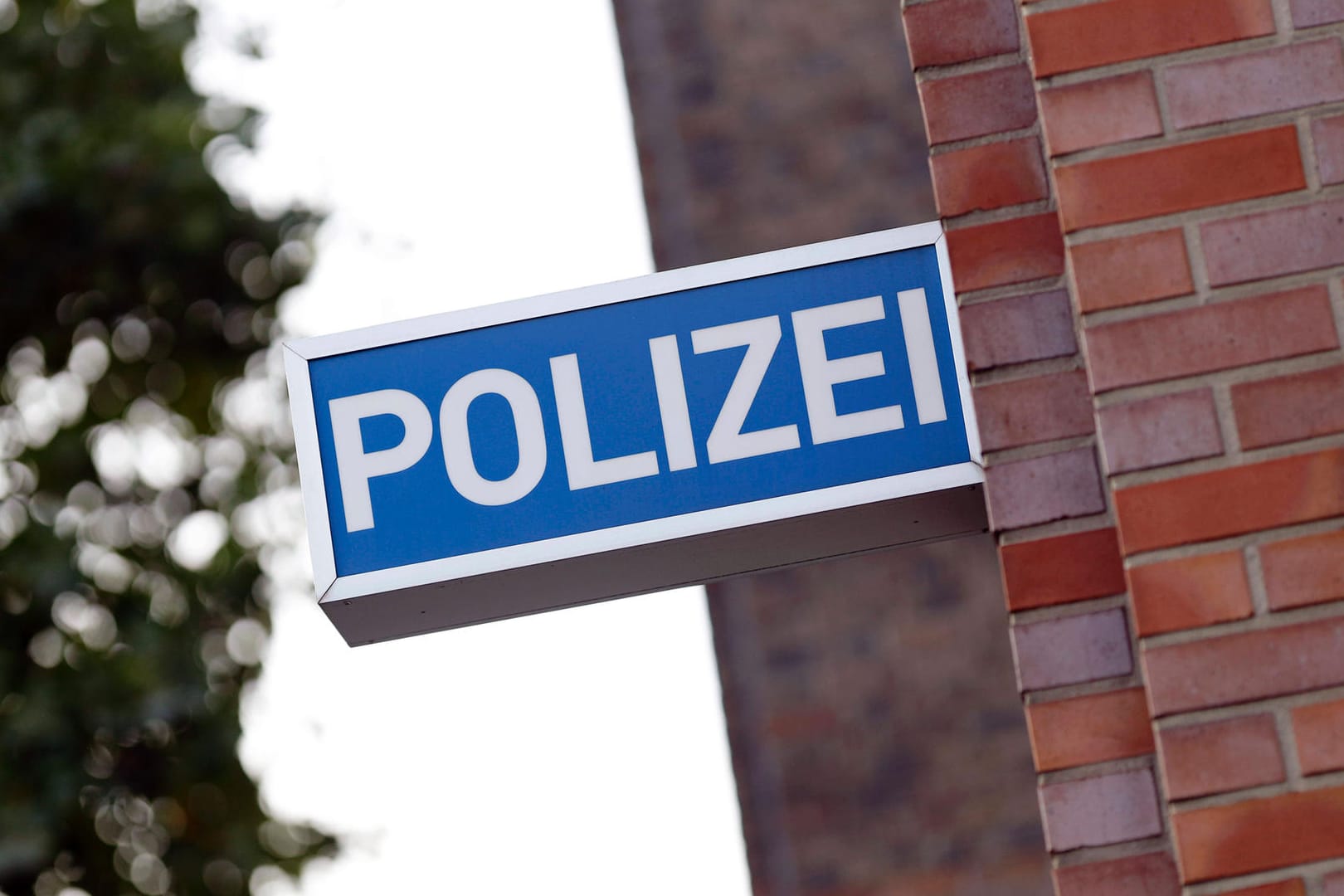 Ein Hinweisschild an einer Kölner Polizeiwache (Symbolbild): Ein mutmaßlicher Räuber hat einen Kassierer in Erftstadt mit einer Waffe bedroht.