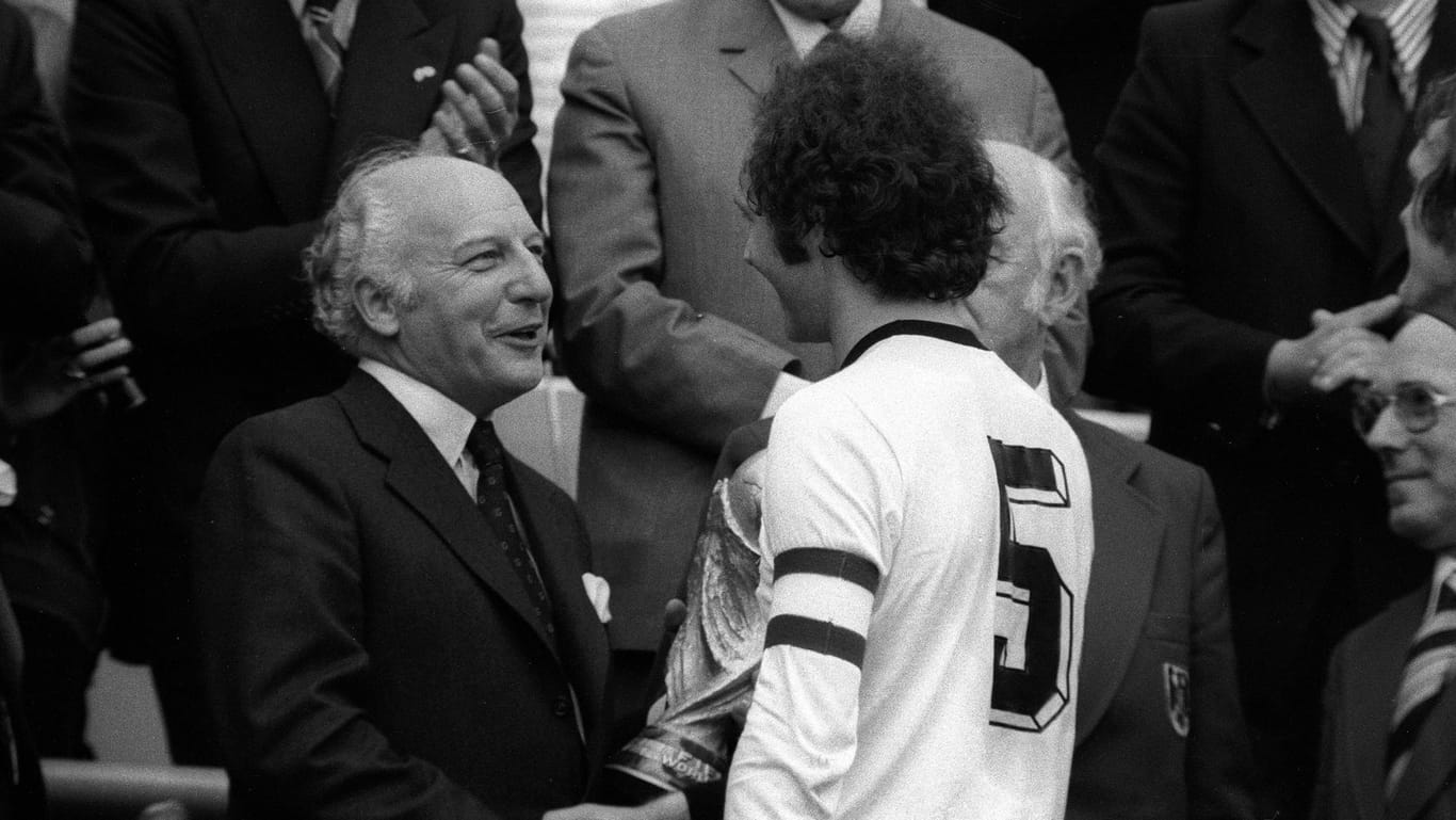 Bundespräsident meets "Kaiser": Walter Scheel (l.) überreichte Weltmeister Franz Beckenbauer 1974 den Pokal.