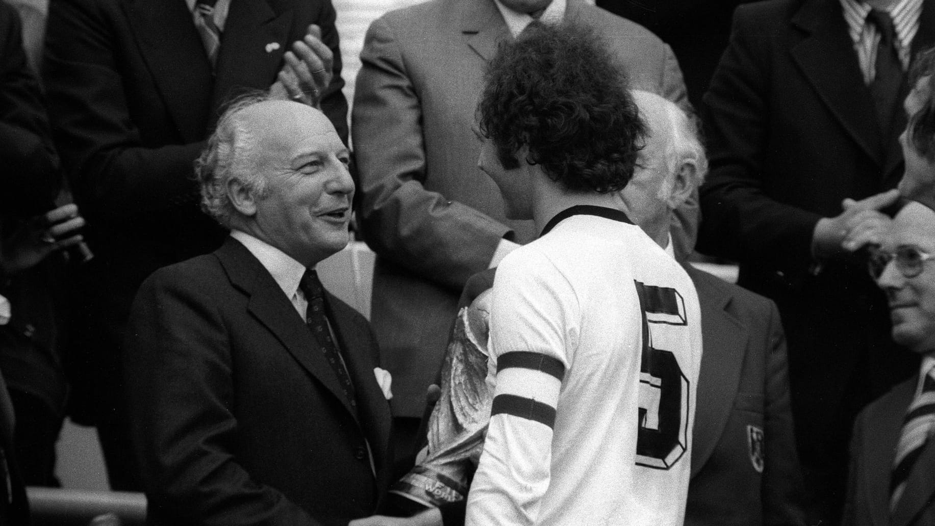 Bundespräsident meets "Kaiser": Walter Scheel (l.) überreichte Weltmeister Franz Beckenbauer 1974 den Pokal.