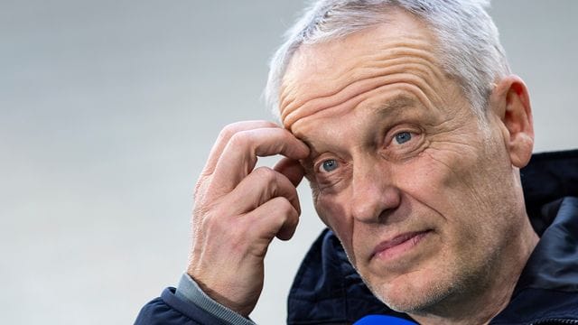Steht einer Einführung von Playoffs in der Fußball-Bundesliga kritisch gegenüber: Freiburgs Trainer Christian Streich. Steht einer Einführung von Playoffs in der Fußball-Bundesliga kritisch gegenüber: Freiburgs Trainer Christian Streich.