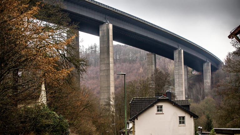 Die marode Talbrücke Rahmede auf der Autobahn 45 bei Lüdenscheid (Archivbild): Das Bauwerk an der wichtigen Achse zwischen Nord- und Süddeutschland soll gesprengt werden.