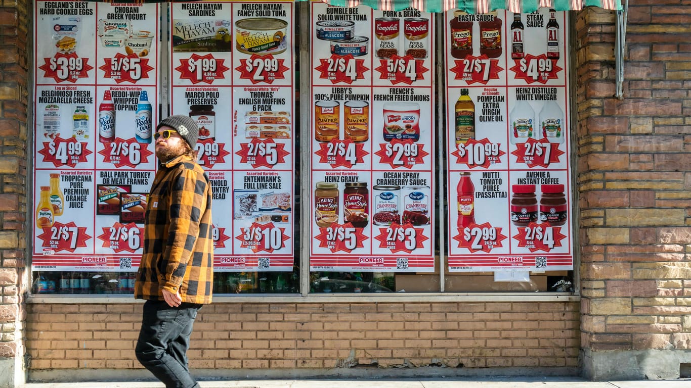 Ein Mann spaziert an einem Geschäft in New York vorbei (Symbolbild): Die Inflation in den USA stieg im Januar so stark wie seit 40 Jahren nicht mehr.