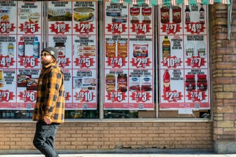 Ein Mann spaziert an einem Geschäft in New York vorbei (Symbolbild): Die Inflation in den USA stieg im Januar so stark wie seit 40 Jahren nicht mehr.