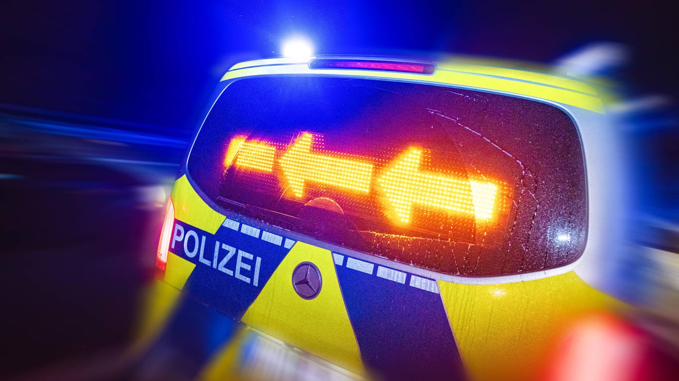 Ein Polizei-Auto mit einer Lichtanzeige (Symbolbild): Ein Fahrstreifen der Autobahn musste für die Dauer der Aufräumarbeiten gesperrt werden.