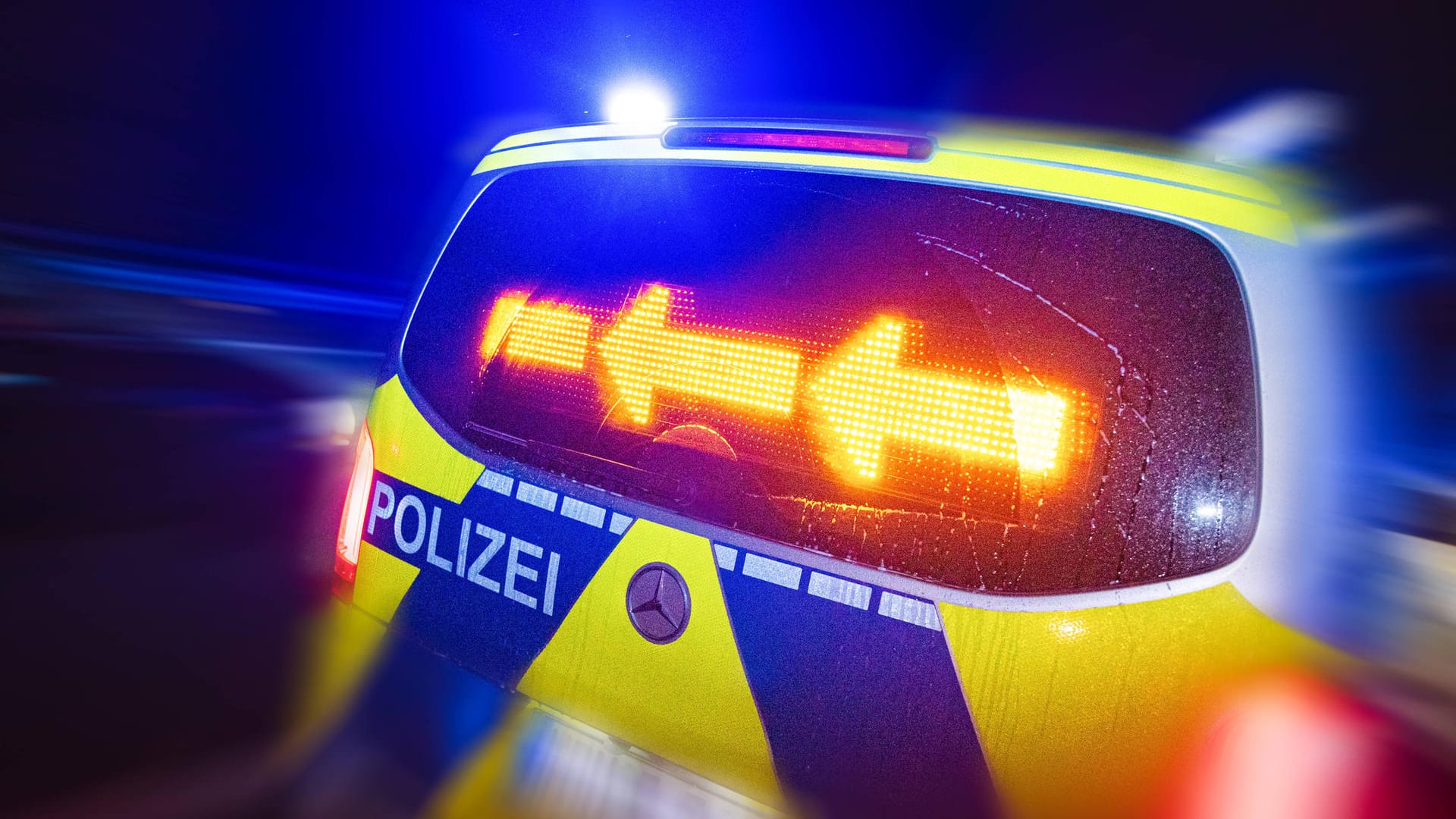 Ein Polizei-Auto mit einer Lichtanzeige (Symbolbild): Ein Fahrstreifen der Autobahn musste für die Dauer der Aufräumarbeiten gesperrt werden. Ein Polizei-Auto mit einer Lichtanzeige (Symbolbild): Ein Fahrstreifen der Autobahn musste für die Dauer der Aufräumarbeiten gesperrt werden.