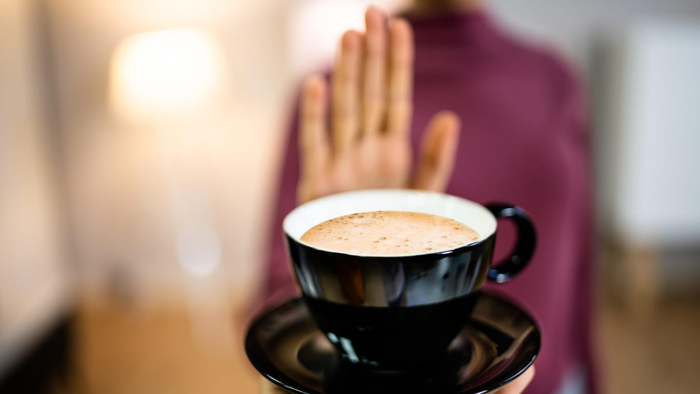 Frau lehnt Kaffee ab: Kaffee ist harntreibend. Deshalb sollten Menschen mit einer Inkontinenz auf das koffeinhaltige Getränk verzichten.