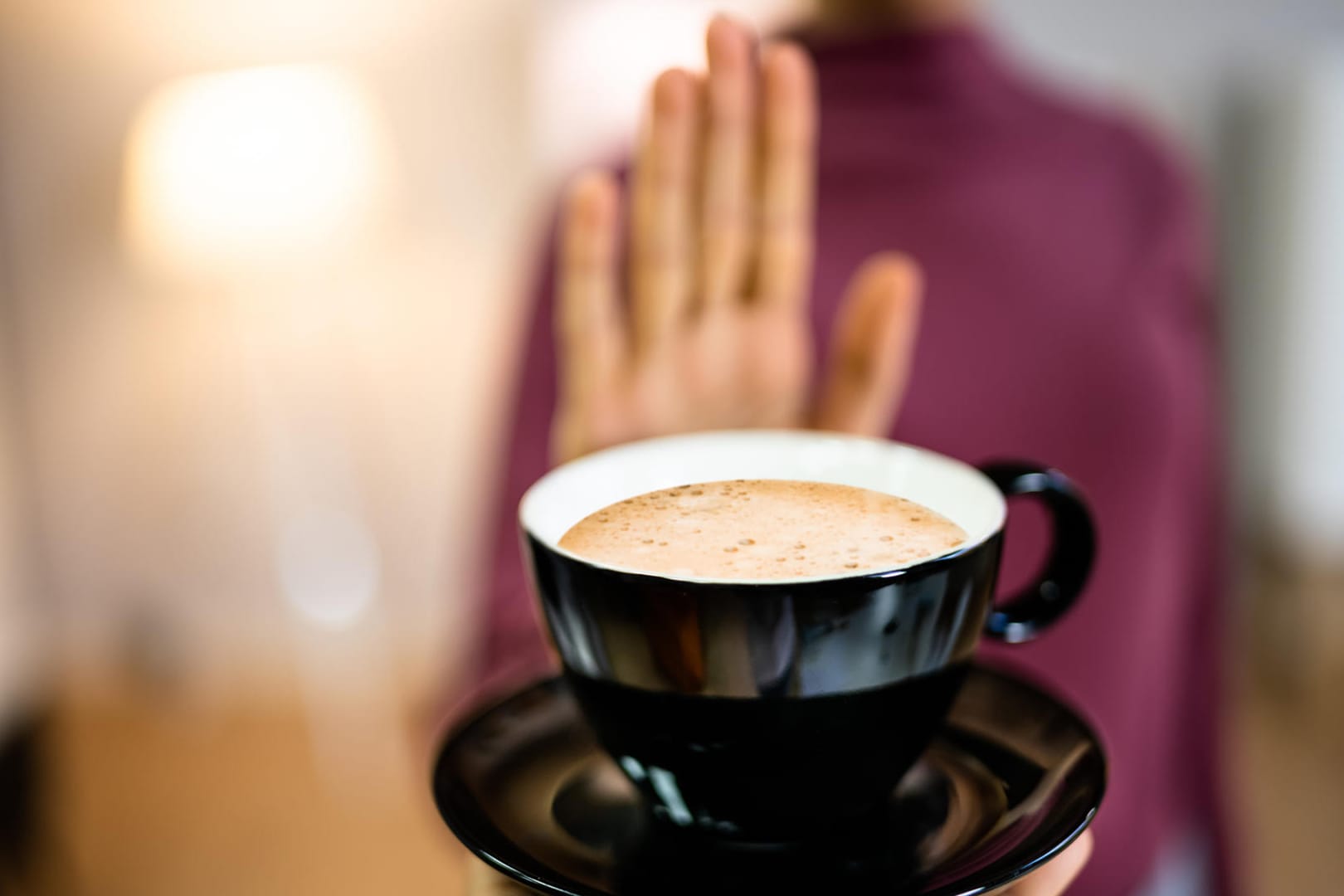 Frau lehnt Kaffee ab: Kaffee ist harntreibend. Deshalb sollten Menschen mit einer Inkontinenz auf das koffeinhaltige Getränk verzichten.