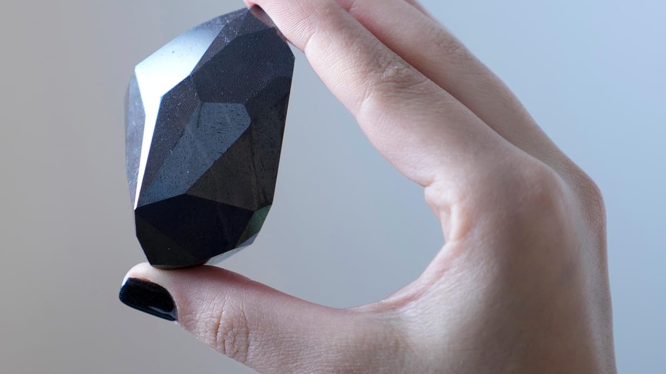 Eine Mitarbeiterin von Sotheby's hält "Enigma": Der schwarze Diamant wurde in London versteigert.