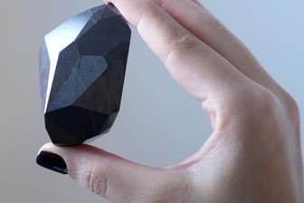 Eine Mitarbeiterin von Sotheby's hält "Enigma": Der schwarze Diamant wurde in London versteigert.