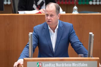 Dr. Joachim Stamp (FDP) im Düsseldorfer Landtag (Archivbild): Der Familienminister gab in einem Ausschuss einen Überblick über die Lage der Kitas in der Pandemie.