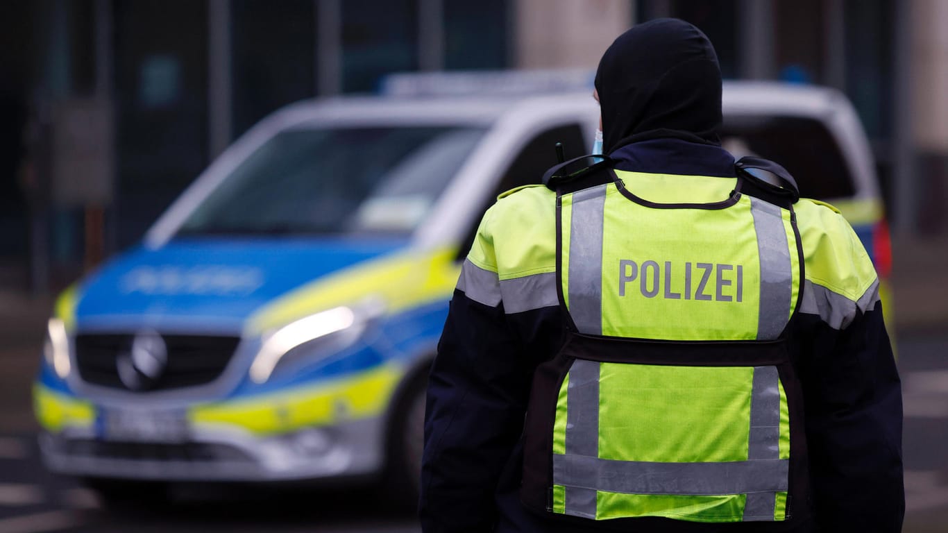 Ein Beamter der Düsseldorfer Polizei (Symbolbild): Auch Spezialkräfte waren im Einsatz.