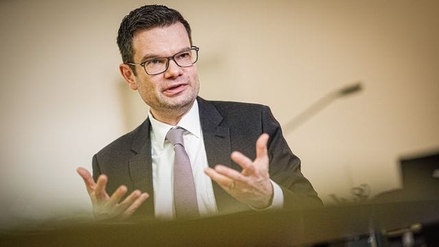 Marco Buschmann korrigiert als Bundesminister der Justiz eine Entscheidung seiner Vorgängerin Christine Lambrecht. Marco Buschmann korrigiert als Bundesminister der Justiz eine Entscheidung seiner Vorgängerin Christine Lambrecht.