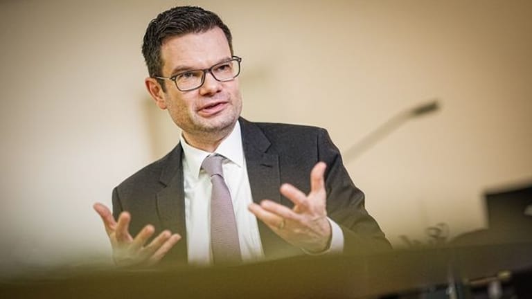 Marco Buschmann korrigiert als Bundesminister der Justiz eine Entscheidung seiner Vorgängerin Christine Lambrecht.