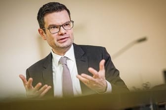 Marco Buschmann korrigiert als Bundesminister der Justiz eine Entscheidung seiner Vorgängerin Christine Lambrecht.