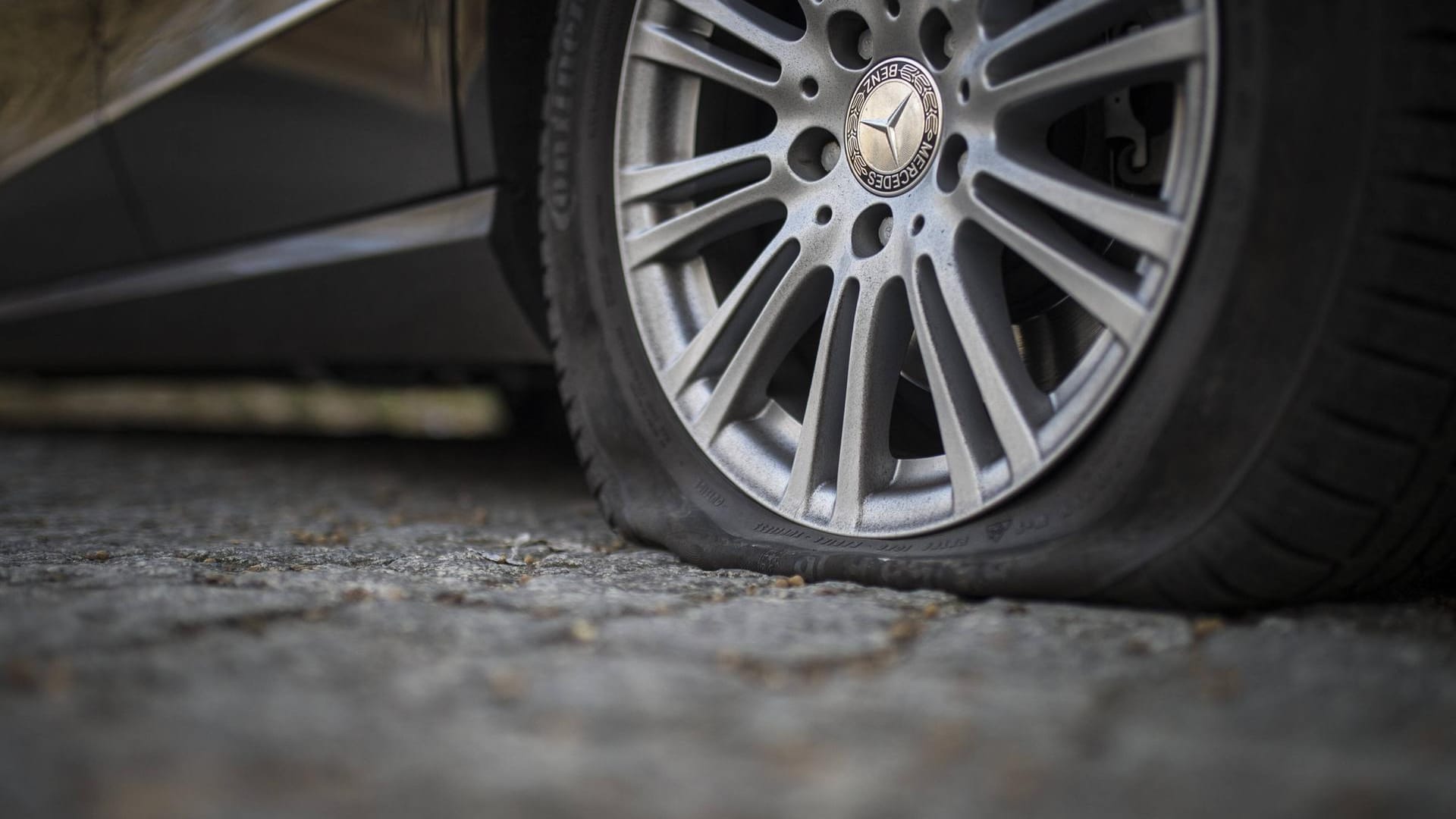 Ein Auto der Marke Mercedes mit einem Platten (Symbolbild): Zahlreiche Autos wurden gezielt demoliert. Ein Auto der Marke Mercedes mit einem Platten (Symbolbild): Zahlreiche Autos wurden gezielt demoliert.