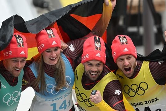 Johannes Ludwig, Natalie Geisenberger, Tobias Wendl und Tobias Arlt jubeln über Team-Gold.