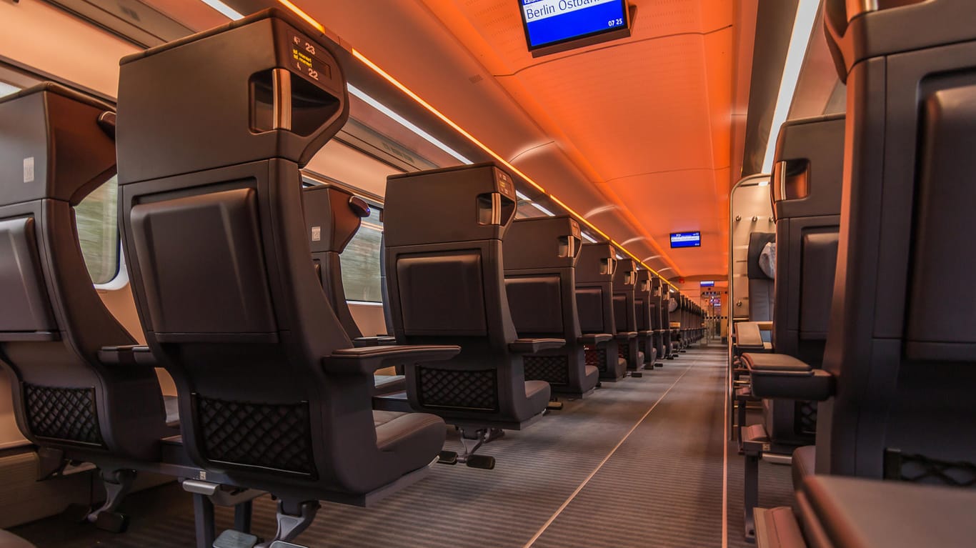 Bahnfahrt: Wer den Status Bahn Comfort besitzt, kann sich auch auf die für diese Passagiere markierten Sitzplätze setzen.
