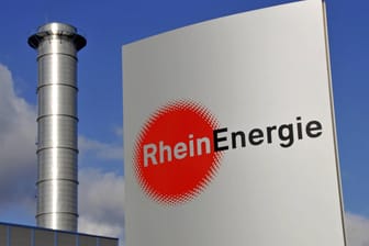 Schild neben einem Schlot des Heizkraftwerks der Rhein Energie AG (Symbolbild): Die Preise für Neukunden sind zum Jahreswechsel um das Dreifache gestiegen.