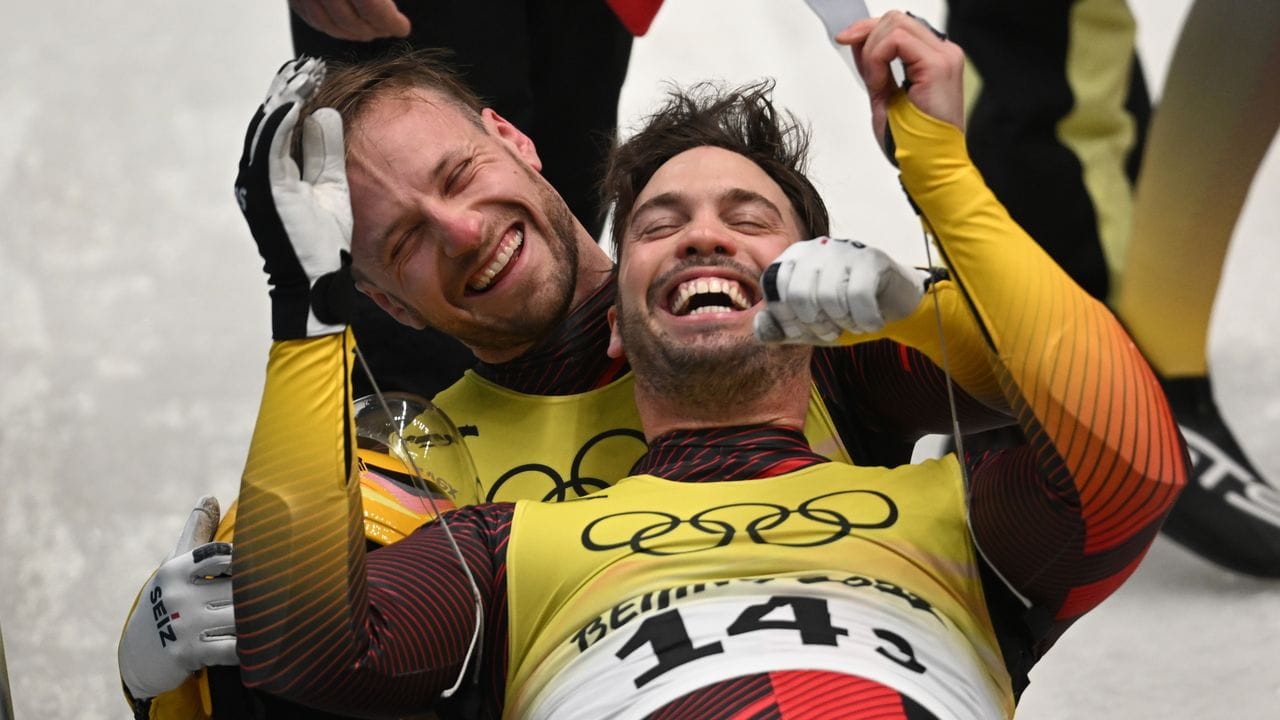 Tobias Wendl und Tobias Arlt (l) jubeln nach der Zieleinfahrt. Tobias Wendl und Tobias Arlt (l) jubeln nach der Zieleinfahrt.