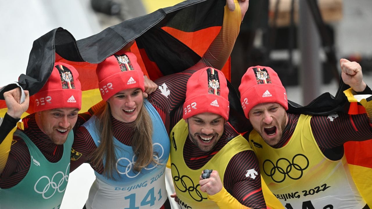 Johannes Ludwig, Natalie Geisenberger, Tobias Wendl und Tobias Arlt jubeln über Team-Gold. Johannes Ludwig, Natalie Geisenberger, Tobias Wendl und Tobias Arlt jubeln über Team-Gold.