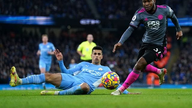 Ademola Lookman (r) darf künftig für Nigeria spielen.