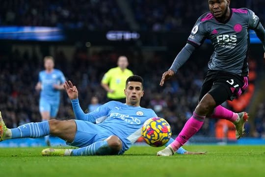 Ademola Lookman (r) darf künftig für Nigeria spielen.