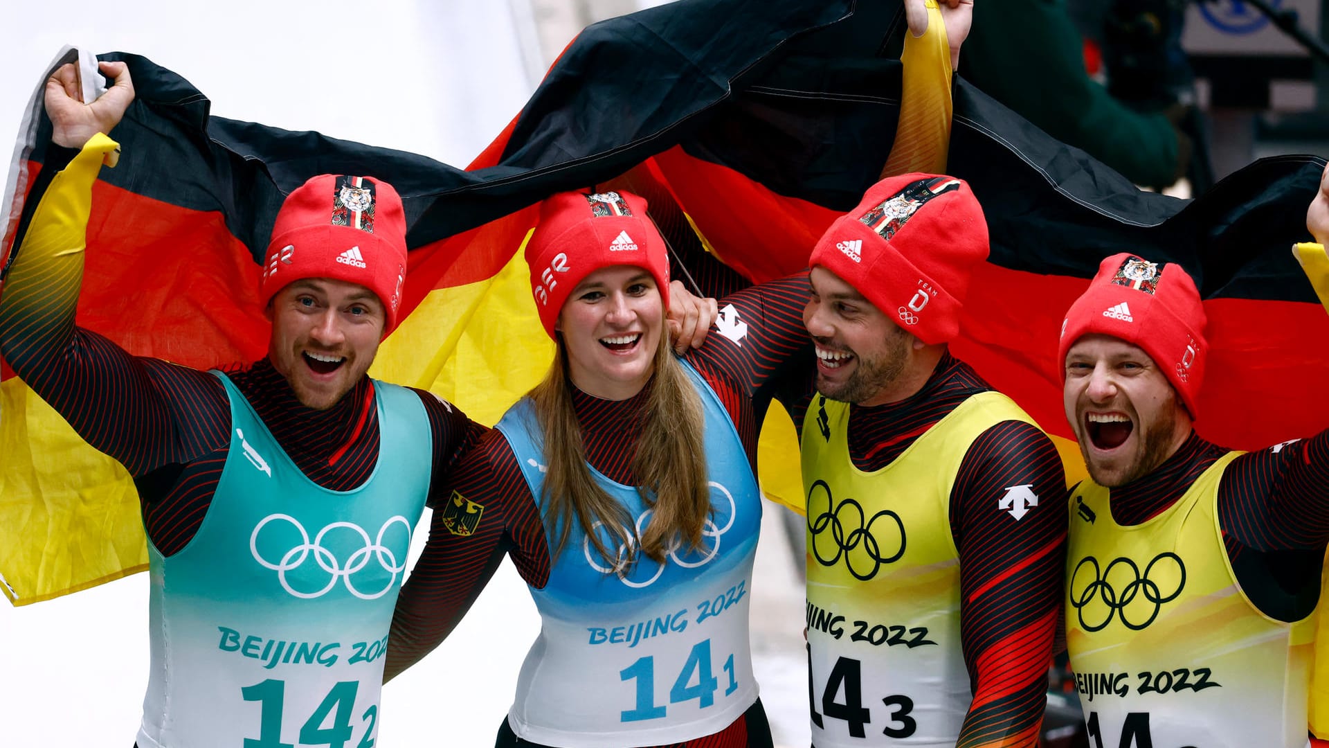 Natalie Geisenberger, Johannes Ludwig, Tobias Wendl und Tobias Arlt (v.l.) jubeln über die nächste Goldmedaille im Rodeln.