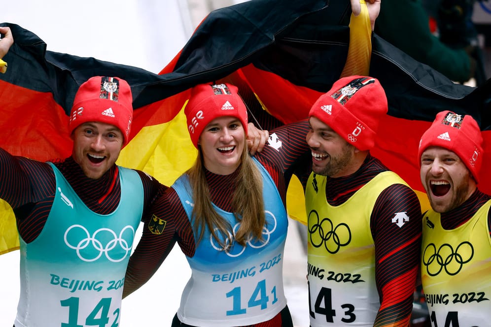 Natalie Geisenberger, Johannes Ludwig, Tobias Wendl und Tobias Arlt (v.l.) jubeln über die nächste Goldmedaille im Rodeln.