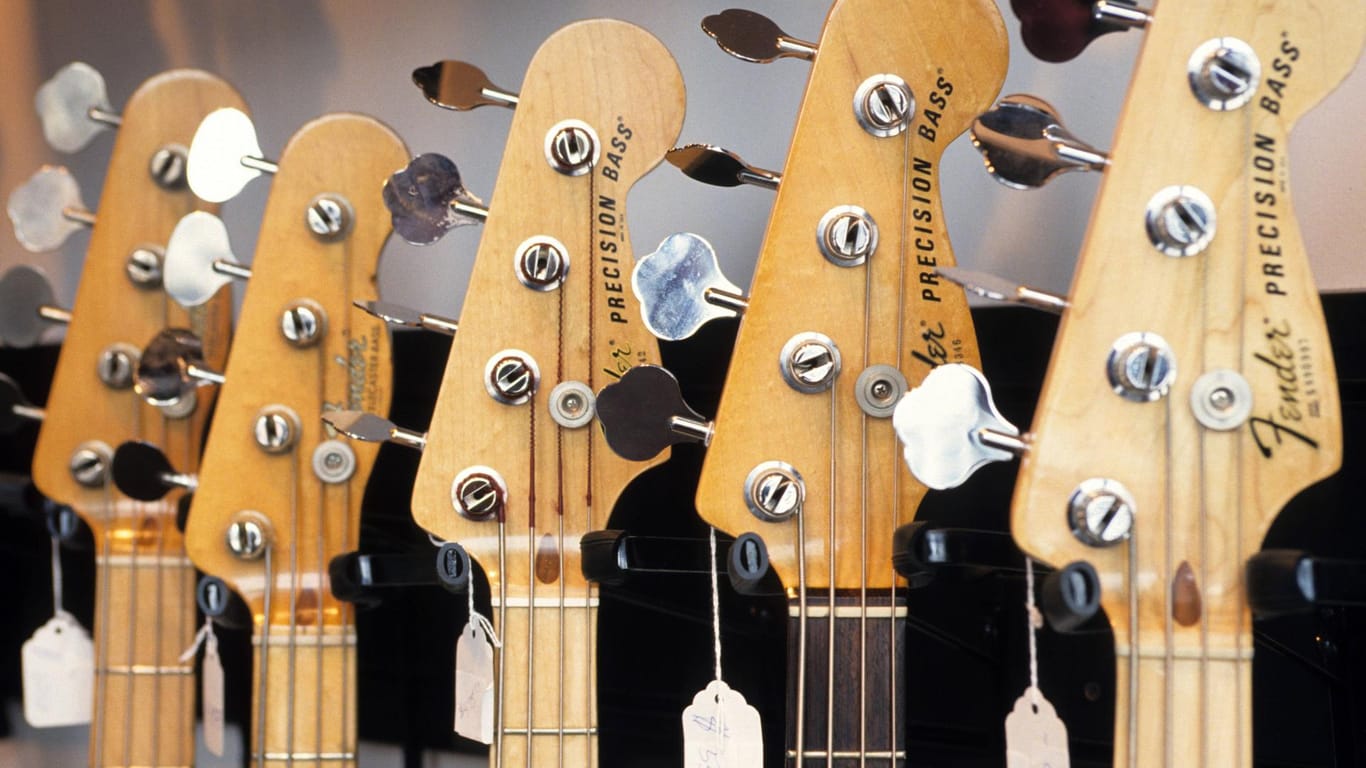 Mehrere Bassgitarren in einer Reihe (Symbolbild): Ein Kiezwirt in Hamburg erhält den Weltrekord für die größte Bass-Sammlung.
