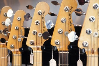 Mehrere Bassgitarren in einer Reihe (Symbolbild): Ein Kiezwirt in Hamburg erhält den Weltrekord für die größte Bass-Sammlung.